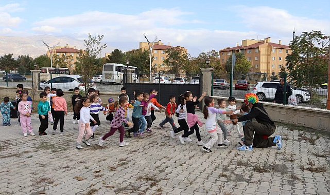 Anaokulu öğrencilerine palyaço sürprizi