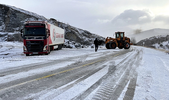Ardahan'da tipi nedeniyle oluşan buzlanmada tırlar yolda kaldı