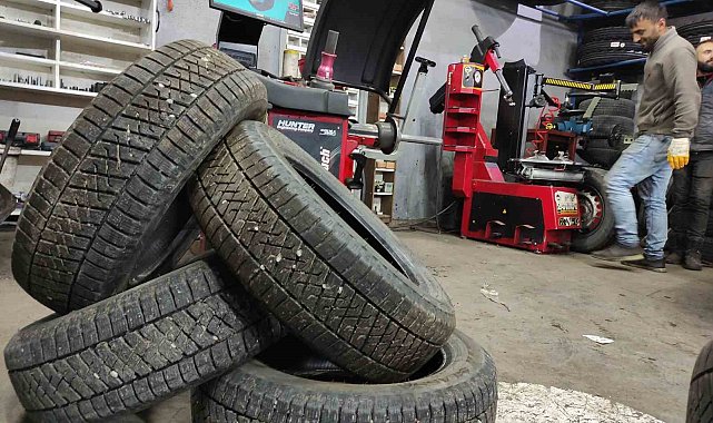Ardahan'da lastikçilerin 'kış lastiği' mesaisi başladı