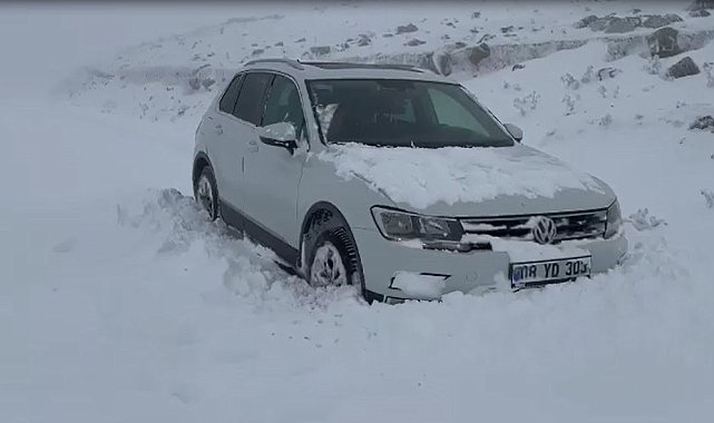 Ardahan'ın yüksek kesimlerinde kar yağışı: Araçlar yolda kaldı