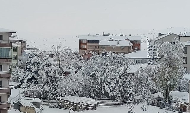 Aşkale'ye mevsimin ilk karı yağdı