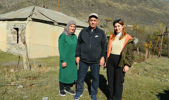 Atalarının sürgün edildiği köye gittiler, gözyaşlarını tutamadılar