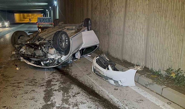 Aydınlatma direğine çarpan otomobil takla attı: 3 yaralı