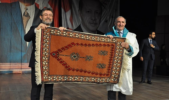 Bakan Yumaklı, Kars'ta öğrencilere seslendi