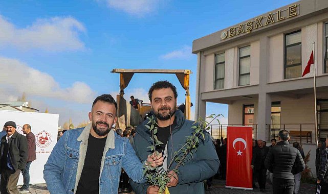 Başkale&#039;de 10 bin badem ve ceviz fidanı dağıtıldı