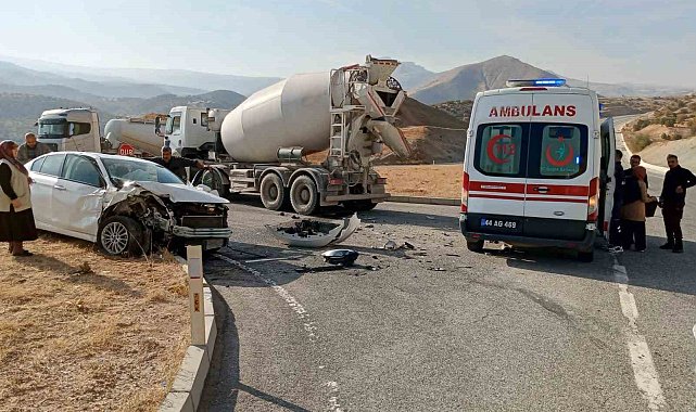 Beton mikseri ile otomobil çarpıştı: 2 yaralı