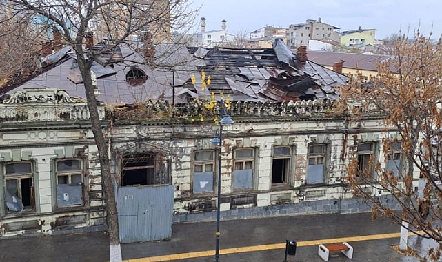 Binanın çatı kısmı tehlike saçıyor