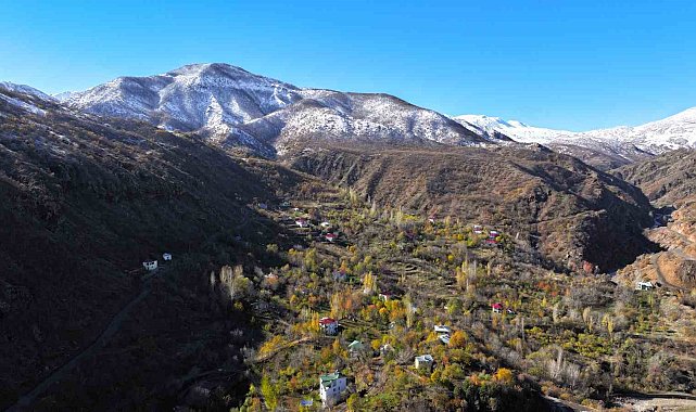 Bingöl'de kızıla boyanan ağaçlar ve kar kartpostallık görüntüler oluşturdu