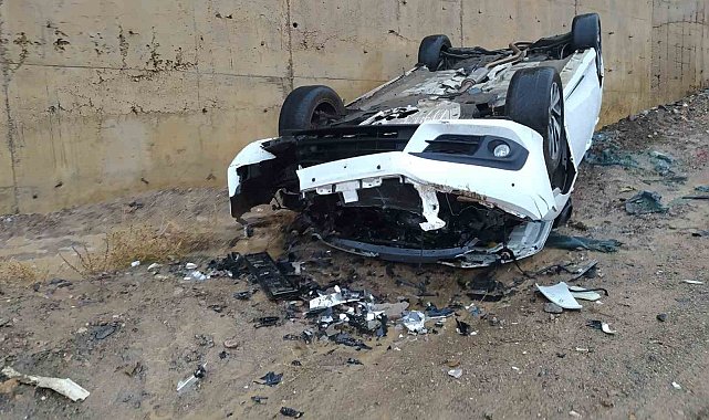 Bingöl&#039;de otomobil şarampole yuvarlandı: 2 yaralı