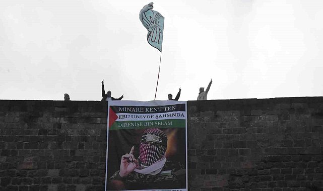 Bitlis Kalesi'ne Kassam Tugayları Sözcüsü Ebu Ubeyde'nin posteri asıldı