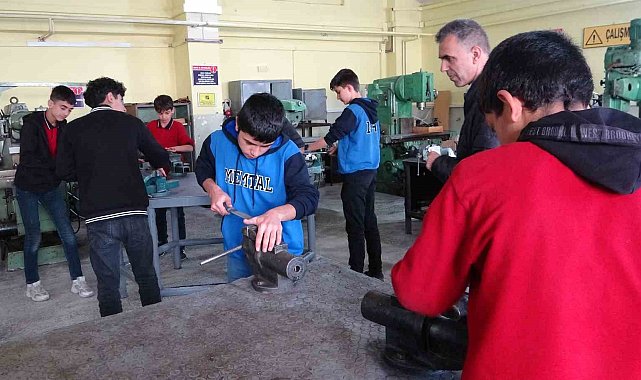 Bölgedeki okulların malzeme ihtiyacı Van'daki meslek lisesi tarafından karşılanıyor