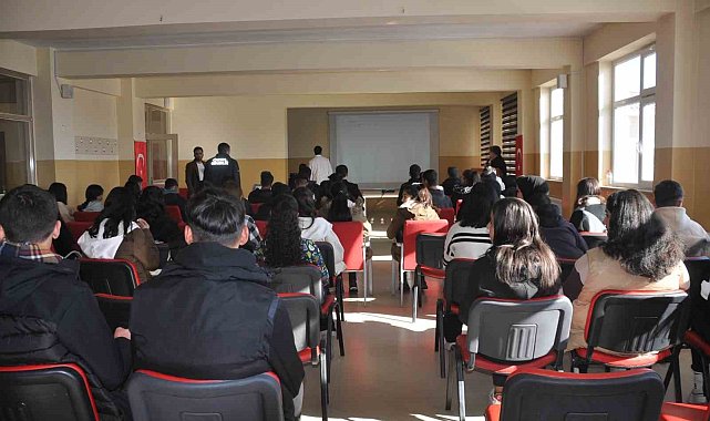 Bulanıklı öğrencilere kariyer semineri verildi