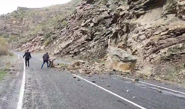 Çukurca- Şırnak Karayoluna düşen kaya parçaları sürücüleri korkuttu
