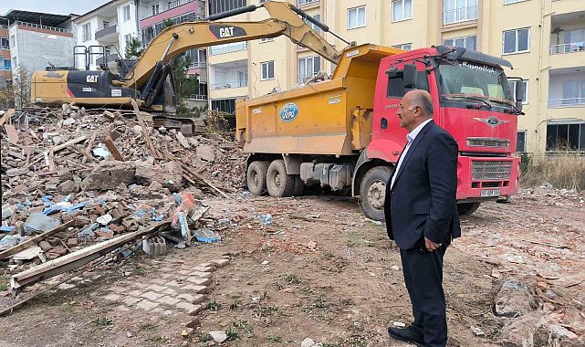 Doğanşehir'de ağır hasarlı binaların yıkımı sürüyor