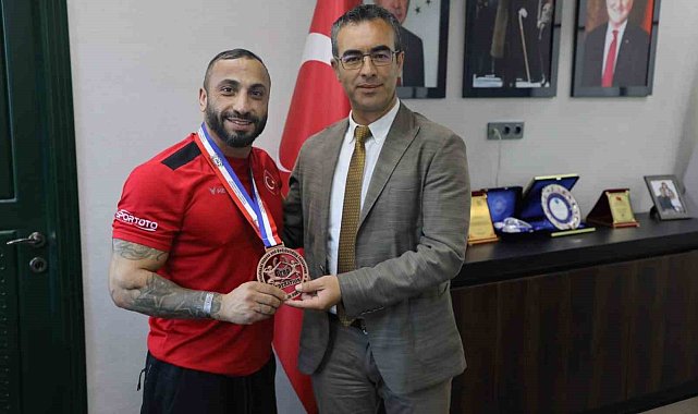 Dünya üçüncüsü engelli sporcu memleketinde coşkuyla karşılandı