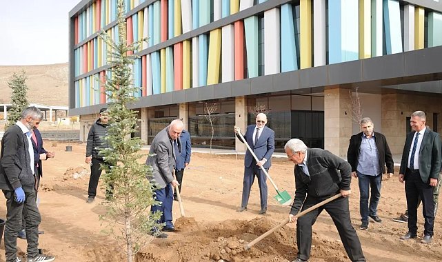 EBYÜ'de fidanlar toprakla buluştu