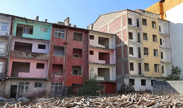 Elazığ'da ağır hasarlı yapılar, vatandaşların korkulu rüyası haline geldi