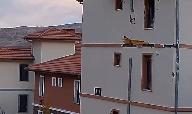 Elazığ'da fırtına çatıları uçurdu