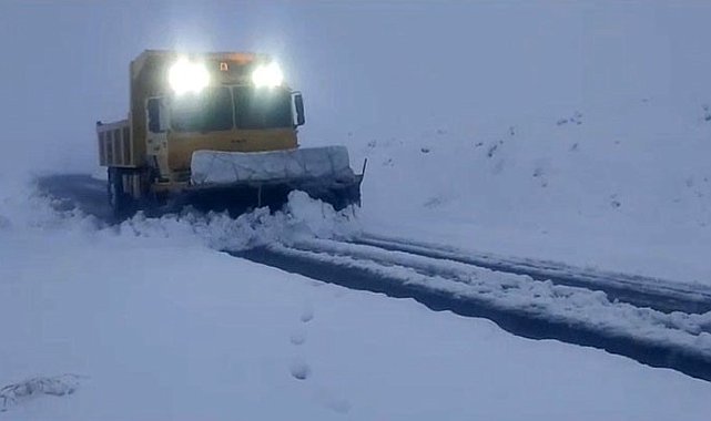 Elazığ'da karla mücadele çalışmaları sürüyor