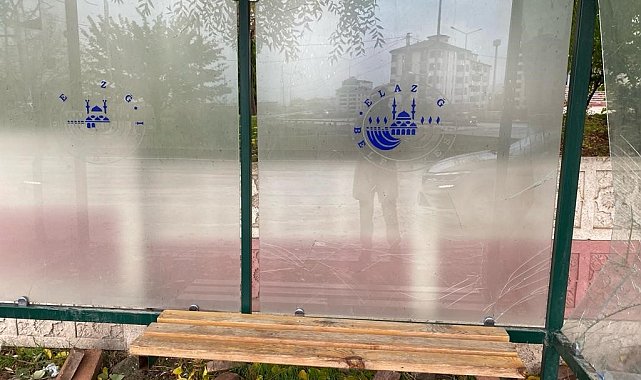 Elazığ'da şehir magandaları durak camlarını kırdı