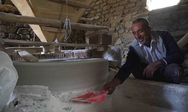 Elazığ'da su değirmeni, ilk günkü gibi buğday öğütmeye devam ediyor