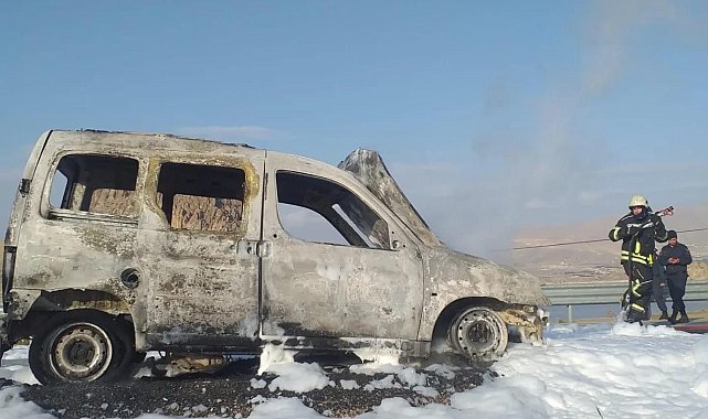 Elazığ'da yanan hafif ticari araç kullanılamaz hale geldi