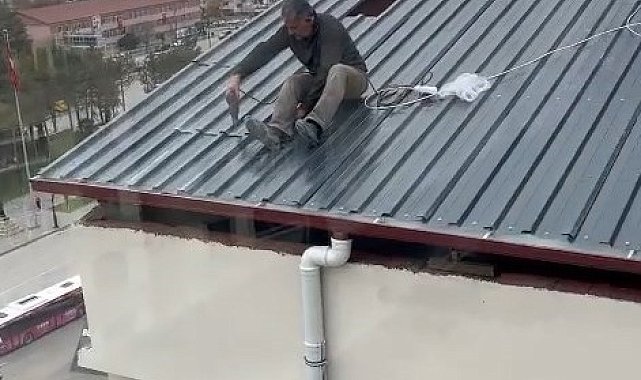 Elazığ&#039;da yürekleri ağza getiren çatı yapımı