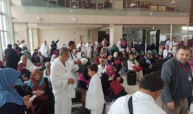 Elazığ'dan umreye giden vatandaşlar dualarla uğurlandı