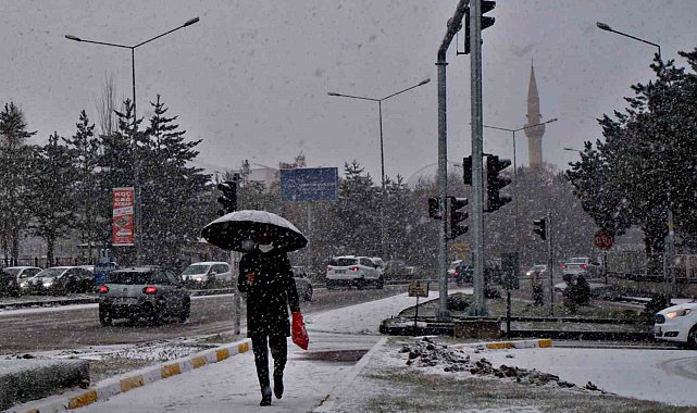 Erzurum güne karla başladı