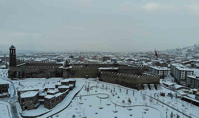 Erzurum karla beyaza büründü