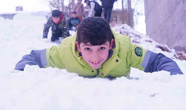 Erzurum'da çocukların kartopu savaşı