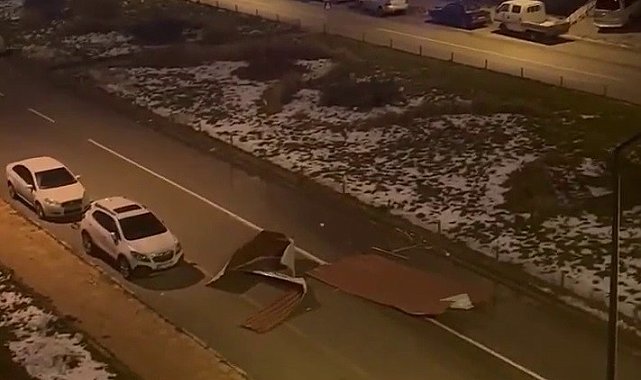 Erzurum'da fırtına çatıları uçurdu
