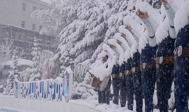 Erzurum'da kar yağışı hayatı olumsuz etkiliyor