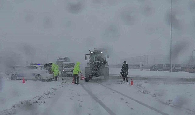 Erzurum'da ulaşıma kar engeli