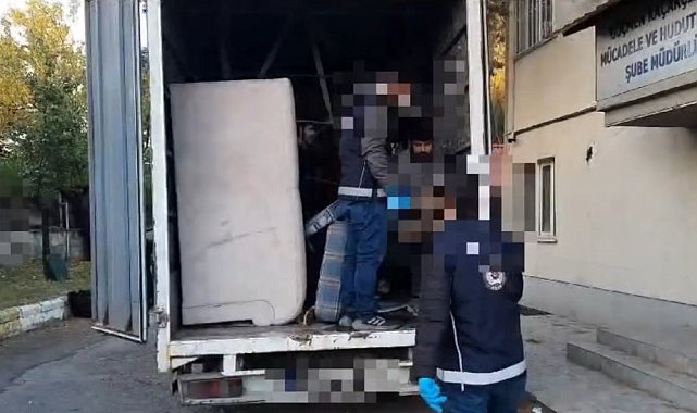 Evden eve taşımacılık yapılan kamyonette 25 kaçak göçmen yakalandı
