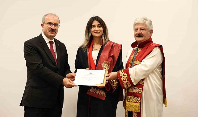 Fethi Sekin Şehir Hastanesi'nde akademik yükselme ve cübbe töreni