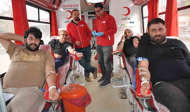 Gazetecilerden Kızılay'a kan bağışı