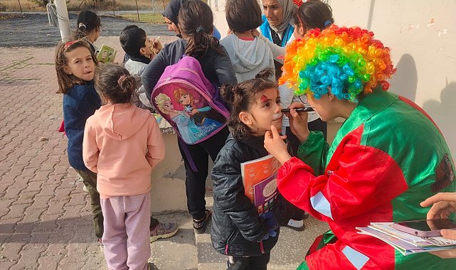 Gönüllü gençler, köy okullarına kitap desteği sağlıyor