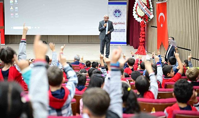 Güder, öğrencilerle birlikte kitap okudu