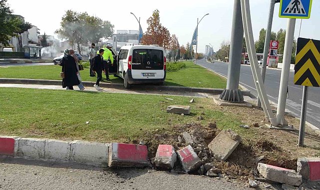 Hafif ticari araçla çarpışan araç refüje savruldu