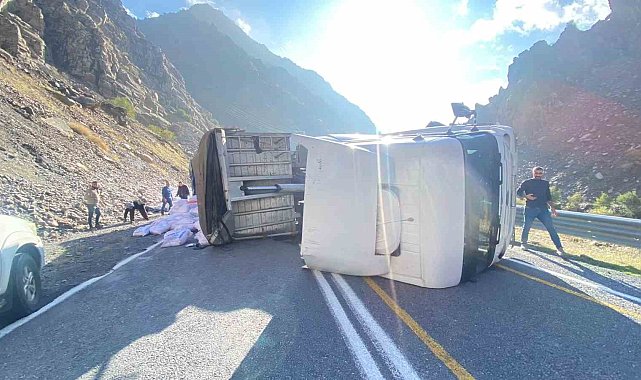 Hakkari Çukurca karayolunda un yüklü tır devrildi: 1 yaralı