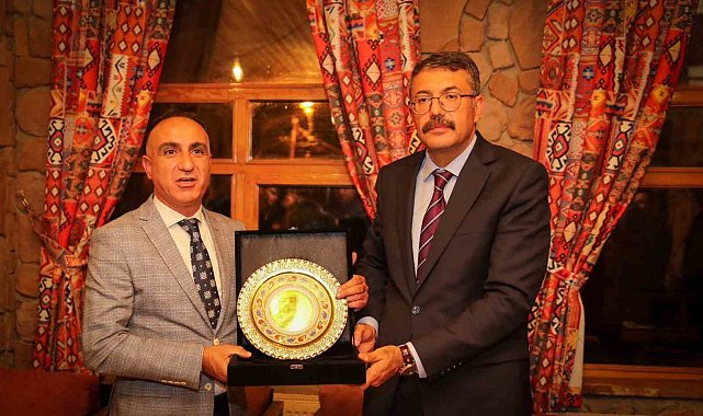 Hakkari gençliğinden Vali Çelik'e plaket