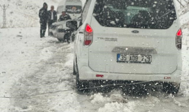 Hakkari-Van karayolunda kar yağışı