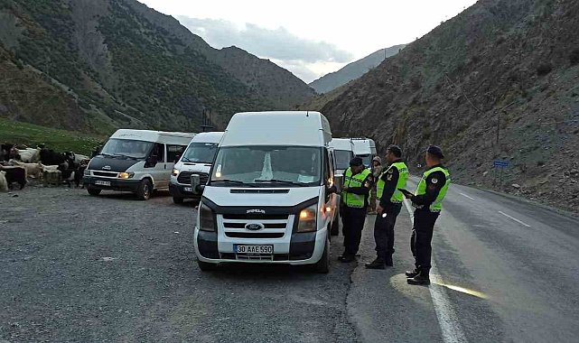Hakkari'de jandarma 704 okul servisi aracı denetledi
