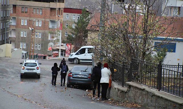 Hakkari'de kuvvetli rüzgar öğrencilere zor anlar yaşattı