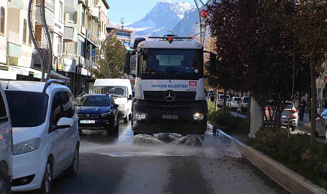 Hakkari'de yağmur sonrası cadde temizliği
