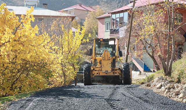 Hakkari'de yol asfaltlama çalışması