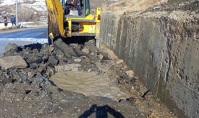 Hakkari'nin içme suyu ihtiyacını sağlayan şebeke patladı