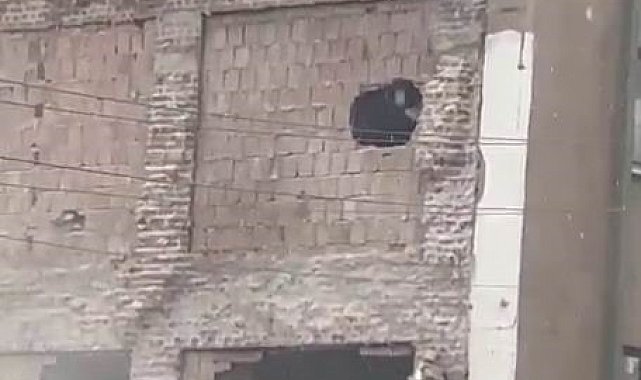 Hasarlı binayı yıkarken sağlam bina zarar gördü