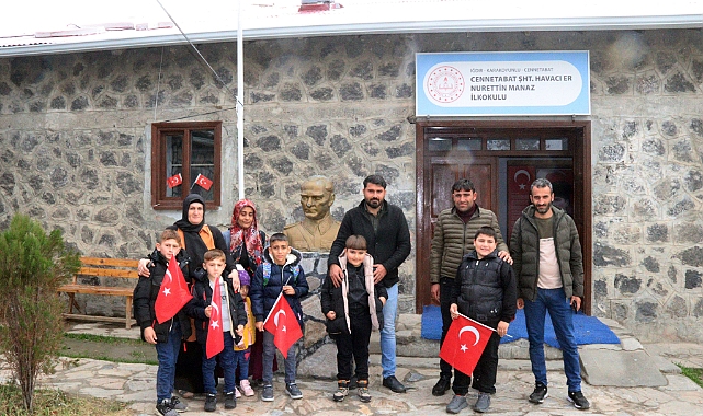 Iğdır'da Anıtkabir'de tutulan Ata'ya saygı nöbetini canlandıran öğrenciler Ankara'da